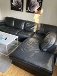 Soffa med schäslongdel. Mio