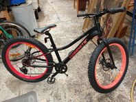 24" juniorcykel "fatbike" i fint skick - 7 växlar - Nyserva
