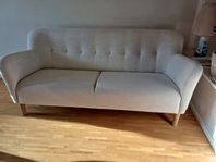 Fin 3 sits soffa