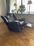 Fåtölj med utfällbart fotstöd