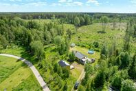 Liten villa /fritidshus på hörntomt