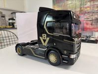 Scania V8 skala 1:18 Premium Classixxs