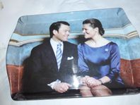 Förlovningsfoto på en liten bricka. Kronprinsessan & Danie