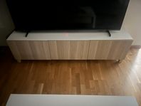 BESTÅ Tv-bänk, vit med ekdörrar, 180x42x38cm (49 med ben)