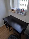 svart bord + 2 stolar 