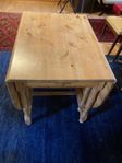gammalt matbord i furu