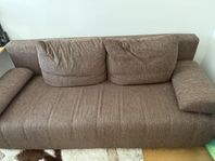 säljer soffan och mattan för 900kr