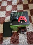 xbox Series X med två kontroller och 1 spel