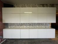 Väggmonterade skåp – IKEA BESTÅ + Superfront-luckor