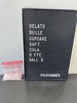 Granittavla med bokstäver