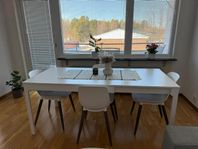 Extendable dining table w/ 4 chairs