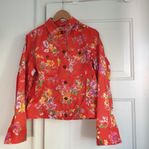Röd, blommönstrad jacka - jeansjacks-modell, stl M