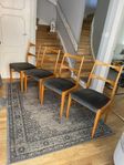 fyra teak stolar.