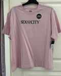 Rosa T-shirt med tryck fram o baktill st L