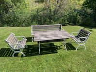 Utemöbelgrupp i trä och gjutjärn. Soffa, bord, 2 karmstol