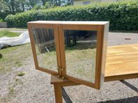 klassiskt gammalt badrumsskåp