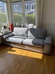 (GRATIS HEMLEVERANS) 3-SITS LJUSGRÅ KIVIKSOFFA, IKEA