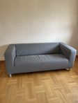 Grå tvåsitsig soffa