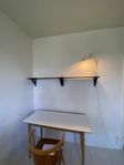 Svart hyllplan med konsoler