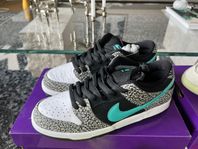 Nike SB Dunk Low atmos Elephant