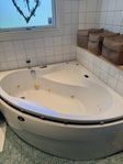 Bortskänkes-   Fint Hörnbadkar/Jacuzzi