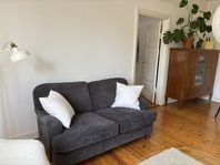 Grå 2-sits soffa i bra skick. 