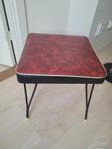 Retro pall / sidobord 50/60-tal – röd skinnimitation