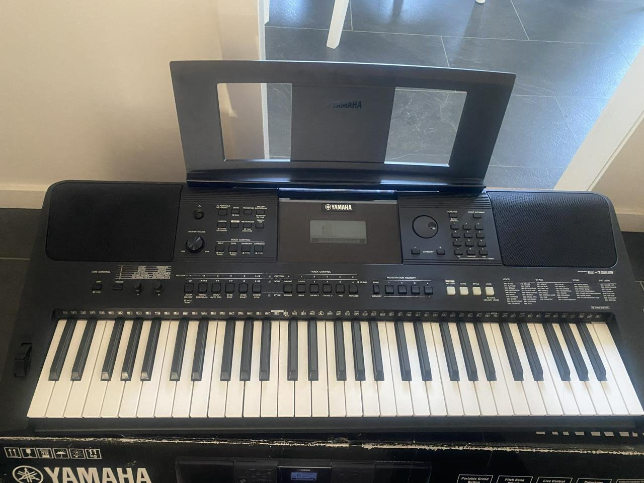 Yamaha PSR-E453