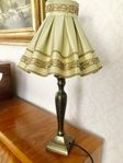 vacker äldre lampfot med lampskärm