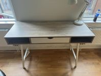 Snyggt modernt skrivbord