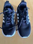 Svarta sneakers Adidas str 34 fint skick 