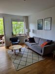 grå soffa 