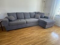 Ljugrå tygsoffa med divan