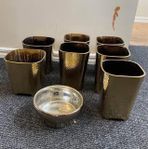Oanvända guld krukor