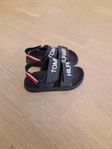 sandaler från tommy hilfiger strl 28