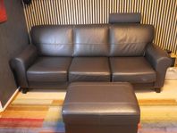 Skinnsoffa 3-sits frăn IKEA med fotpall