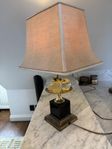 bordslampa med dekoration av glasfrukter