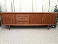 Sideboard i teak , Omann Junior av Gunni Omann