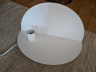 Vägghylla med lampfäste