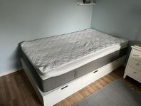Nordli sängram med madrass