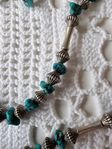 Halsband med tillhörande örhängen 