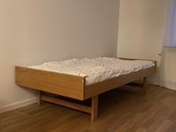 Stilren 60-tals säng i ek, 90 bredd