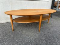 Soffbord i ek elippsformat/oval form med hylla under