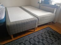 Två stycken resårbottnar 90x200 cm + sängfötter 
