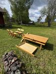 Matsalsgrupp korsvirkes bord stolar bänkar