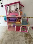 Barbie - hus, dockor, bil m.m