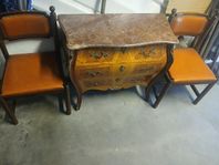 Rokoko byrå med stolar av mahogny .