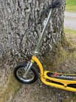säljer en sparkcykel 