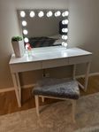 Sminkbord och sminkspegel