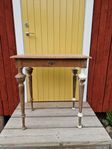 Litet bord med svarvade ben
